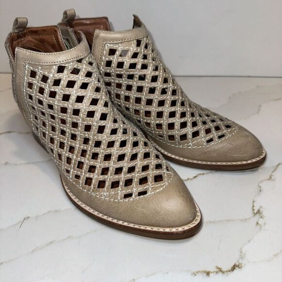 Jeffrey Campbell Cutout Taggart Booties Natural Beige Leather Size 7 - Picture 3 of 11